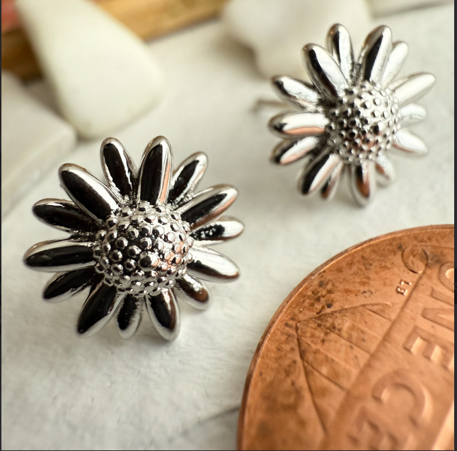 Daisy - Flower Stud Earrings